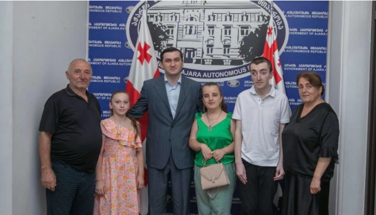 თორნიკე რიჟვაძემ შინდისის გმირების ოჯახებს ბინები გადასცა