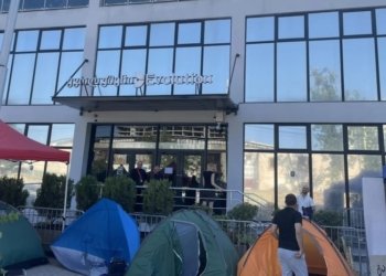 პროტესტის უკიდურესი ფორმა “ევოლუშენ ჯორჯიაში” – ერთ-ერთმა გაფიცულმა თანამშრომელმა პირი ამოიკერა
