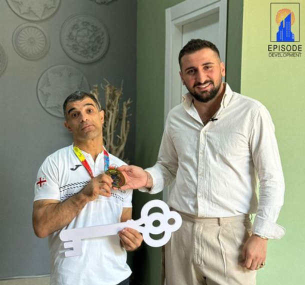 ვახტანგ ახობაძეს, მკლავჭიდელ მსოფლიო ჩემპიონს მშენებარე კომპლექსში ბინა გადასცეს