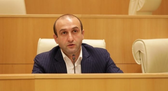 როცა “ნაცების” დამარცხებიდან 12 წლის თავზე ხალხს ისევ “ნაცების” დამარცხებას ჰპირდები, ეს კრიზისს ნიშნავს – “ქართული ოცნება” გაკოტრებულია, მას დაპირების გაცემაც არ შეუძლია- იაგო ხვიჩია