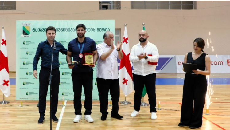 ილია სულამანიძეს ტყიბულში საზეიმო დახვედრა მოუწყვეს