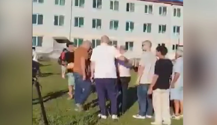 ნიკა მელია სოფელ ნარაზენის სტადიონიდან მოქალაქეებმა გააძევეს