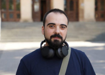 საკონსტიტუციოს თანამშრომელი, რომელმაც პოლიცია ძალადობაში დაადანაშაულა, სასამართლომ სამართალდამრღვევად ცნო