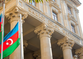 მიუღებელია, საფრანგეთი, რომელიც სომხეთს რევანშიზმისთვის ამზადებს და ქვეყნის მასშტაბურ შეიარაღებას ახორციელებს, აზერბაიჯანულ მხარეს ზეწოლაში ადანაშაულებდეს – აზერბაიჯანის საგარეო უწყება