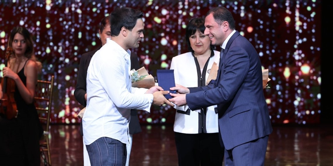 ეს ისტორიული მოვლენაა – რას აპირებს ქუთაისელი პედაგოგი მიღებული 10 000 ლარით