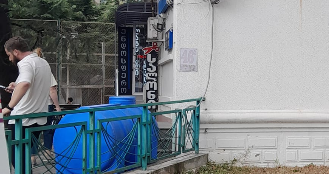 ქუთაისში წყლის ცისტერნის დაცემის შედეგად ორი ადმიანი დაშავდა