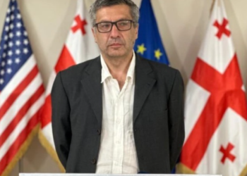 არასწორი სიტყვა გამოვიყენე. რომ მეთქვა, მაგალითად „გახუნებული სახეები“, იგივე ასოციაციას არ გამოიწვევდა. რასაკვირველია, თუ ვინმემ თავის თავზე მიიღო ან შეურაცხყოფილად იგრძნო თავი, ძალიან ვწუხვარ ამის თაობაზე – ლაშა ბაქრაძე