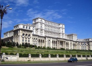 რუმინეთში უცნობმა მამაკაცმა პარლამენტს ცეცხლი წაუკიდა
