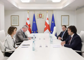 მთავრობის ადმინისტრაცია – პრემიერ-მინისტრმა აშშ-ის ელჩთან შეხვედრაზე შეშფოთება გამოთქვა სახელმწიფო დეპარტამენტის გუშინდელი გადაწყვეტილების გამო – აღნიშნა, რომ გადაწყვეტილებით ამერიკული მხარე კრიტიკულ ზღვარს მიუახლოვდა