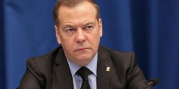 საქართველოს მარიონეტულმა პრეზიდენტმა არჩევნების შედეგების აღიარებაზე უარი თქვა და გადატრიალების მოწოდებით კონსტიტუციის წინააღმდეგ წავიდა – სტანდარტული პრაქტიკა თანამდებობიდან გადაყენება და დაპატიმრებაა – დიმიტრი მედვედევი