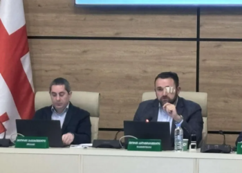 ცესკოს სხდომა განახლდა – გიორგი კალანდარიშვილი სხდომაზე ახვეული თვალით დაბრუნდა