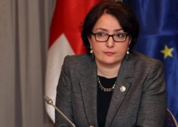 ” ამათ რა უხარიათ? ტრამპის პრეზიდენტობის დროს, აშშ-ს სახელმწიფო მდივანი იყო პირველი, რომელმაც ქართველ პრემიერს თითი უქნია: – ჩინეთს და რუსეთს ნუ გადააყლაპინებთ საქართველოსო!”- თინა ხიდაშელი