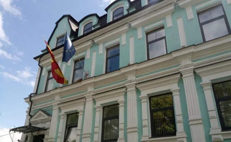 აშშ-ის საელჩოს შემდეგ, საჰაერო საფრთხის გამო კიევში საელჩოები ესპანეთმა, იტალიამ და საბერძნეთმაც დახურეს