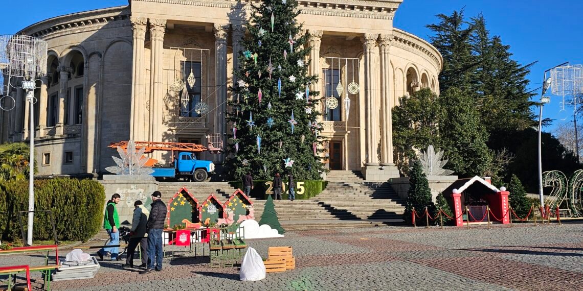 ქუთაისში დილიდან ახალი წლის აღსანიშნავად ემზადებიან