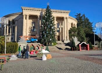 ქუთაისში დილიდან ახალი წლის აღსანიშნავად ემზადებიან