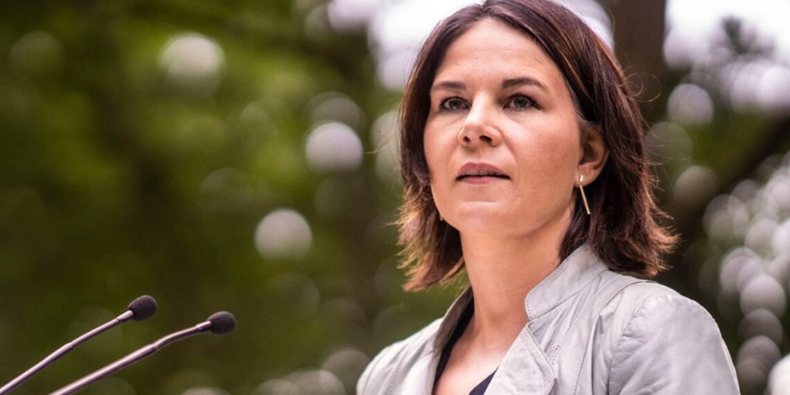 მსოფლიო გიყურებთ! – თქვენი გამბედაობა ჩვენთვის თქვენი გვერდში დგომის ვალდებულებაა  – ანალენა ბერბოკი