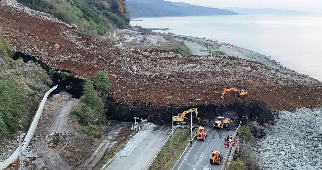 თურქეთის სანაპიროზე საქართველოსთან დამაკავშირებელ გზაზე კლდე ჩამოიშალა