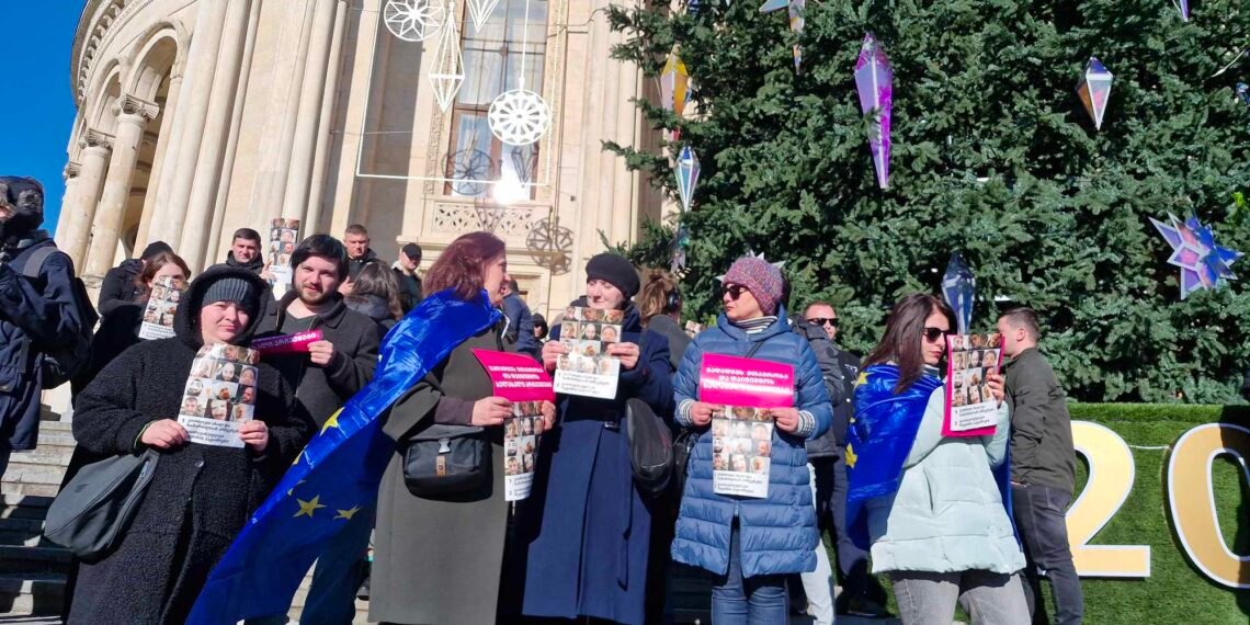 ქუთაისში ნაძვის ხესთან, აქციებზე ნაცემი მოქალაქეებისა და ჟურნალისტების ფოტოები მიიტანეს