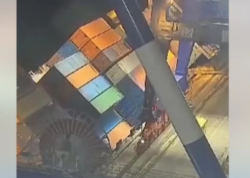 სტამბოლის პორტში სატვირთო გემი გადაბრუნდა