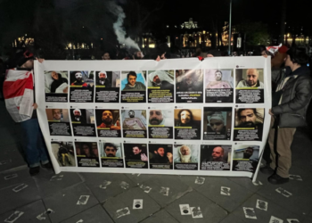 პოლიციელებო, გრცხვენოდეთ – მოქალაქეებმა ქუთაისში აქციაზე დაშავებულების ბანერი მიიტანეს