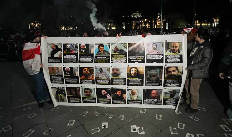 პოლიციელებო, გრცხვენოდეთ – მოქალაქეებმა ქუთაისში აქციაზე დაშავებულების ბანერი მიიტანეს