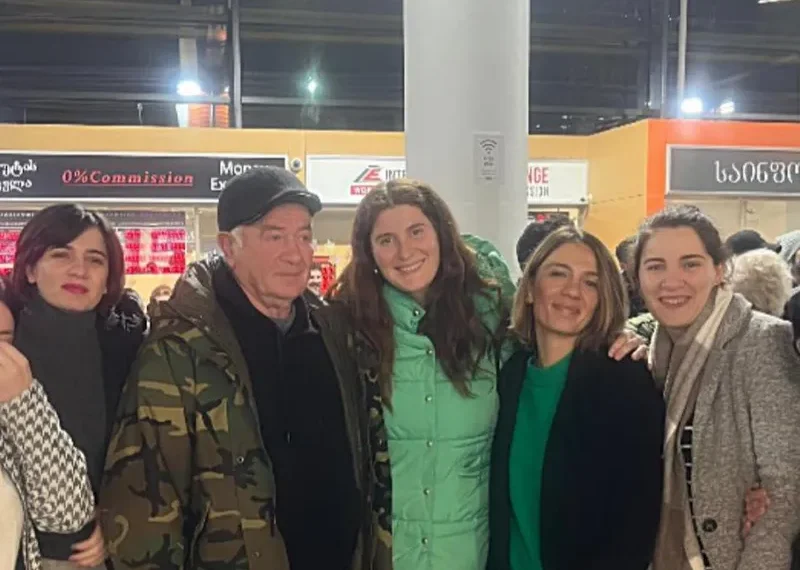 “თბილისისკენ მომავალ თვითმფრინავში ცუდად გავხდი…პირველად შევხვდი ჩემს ბიოლოგიურ მამას და დებს” – რას წერს ცისნამი საყვარლიშვილი