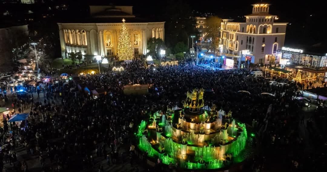 ყვე­ლა­ზე რთუ­ლი სი­ტუ­ა­ცია იყო ქუ­თა­ის­ში – მაკა შალიკაშვილი ქუთაისში ნაძვის ხის ანთების სკანდალურ კონცერტზე წერს