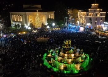 ყვე­ლა­ზე რთუ­ლი სი­ტუ­ა­ცია იყო ქუ­თა­ის­ში – მაკა შალიკაშვილი ქუთაისში ნაძვის ხის ანთების სკანდალურ კონცერტზე წერს