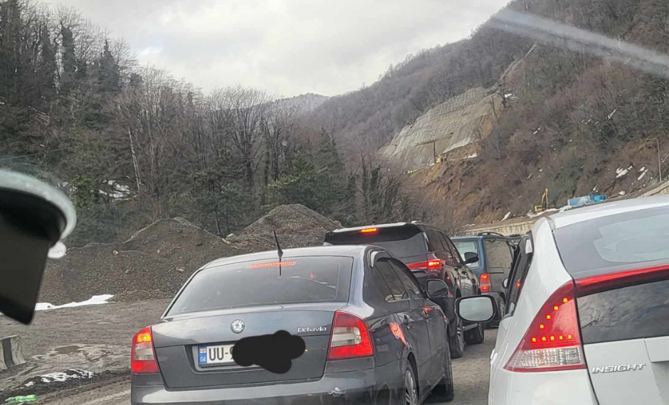 “ბიჭი ფეხზე იდგა და ერთიანად მოწყდა”-რიკოთზე 3 ავტომობილი ერთმანეთს შეეჯახა