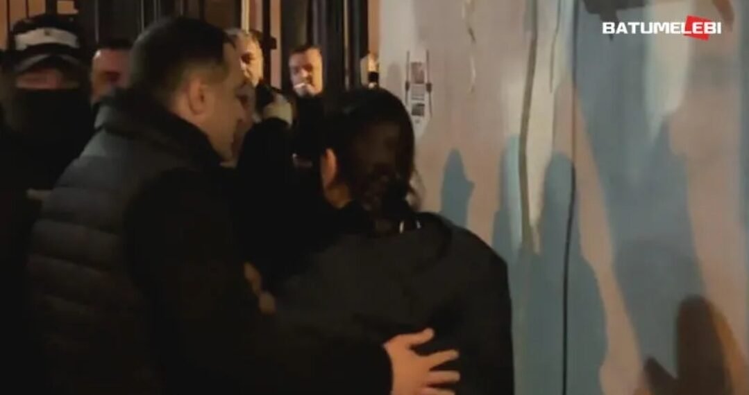 მზია ამაღლობელმა სახალხო დამცველის წარმომადგენელს განუცხადა, რომ დაკავების შემდგომ მის მიმართ ადგილი ჰქონდა არასათანადო მოპყრობას