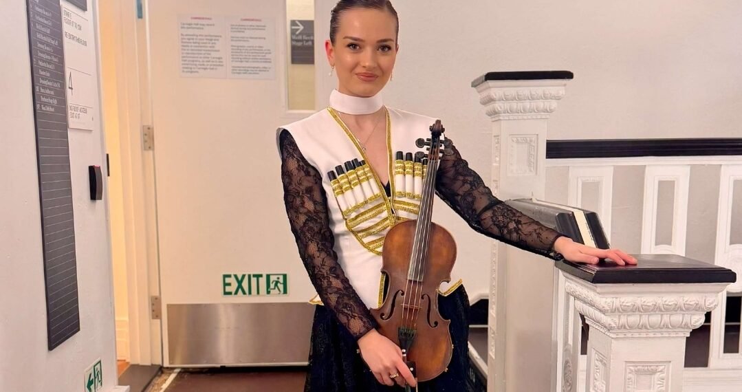 ქუთაისელი მევიოლინე კარნეგი ჰოლში ტრადიციული სამოსით გამოვიდა