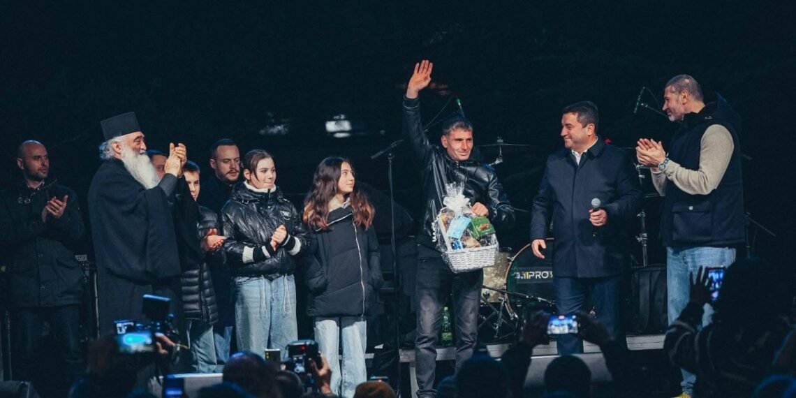 “რვა წელია მარტო ვზრდი სამ შვილს”- სამტრედიში  მრავალშვილიან 3 ოჯახს ბინები გადაეცათ