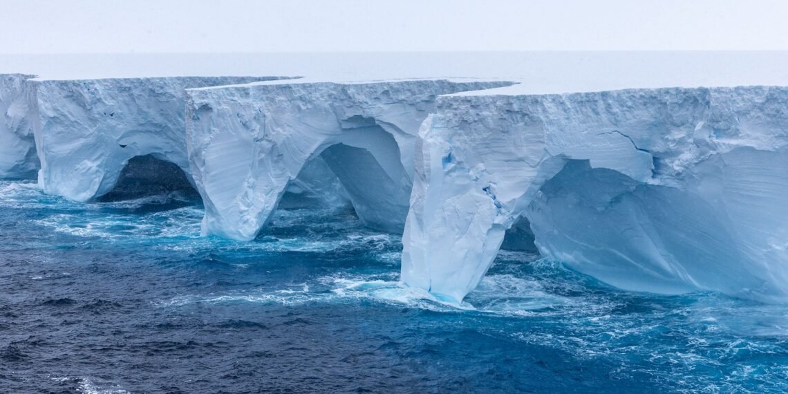 გიგანტური, უძველესი აისბერგი დაიძრა და კუნძულთან შეჯახების გზაზეა