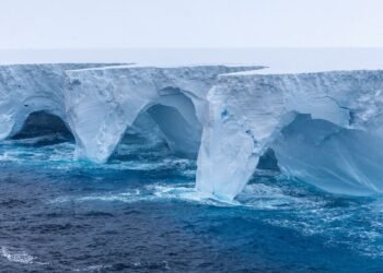 გიგანტური, უძველესი აისბერგი დაიძრა და კუნძულთან შეჯახების გზაზეა