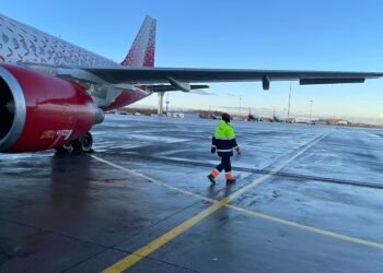 Россия. Санкт-Петербург. Самолет авиакомпании Россия на перроне аэропорта. Валентин Антонов/ТАСС