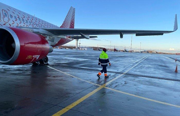 Россия. Санкт-Петербург. Самолет авиакомпании Россия на перроне аэропорта. Валентин Антонов/ТАСС