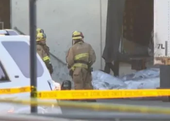 კალიფორნიაში მცირე ზომის თვითმფრინავი შენობას შეეჯახა