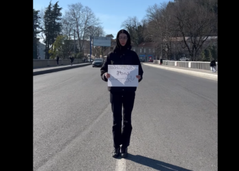 “თავისუფლება მზია ამაღლობელს” – საქართველოში ქალების ინდივიდუალური პროტესტი მოეწყო