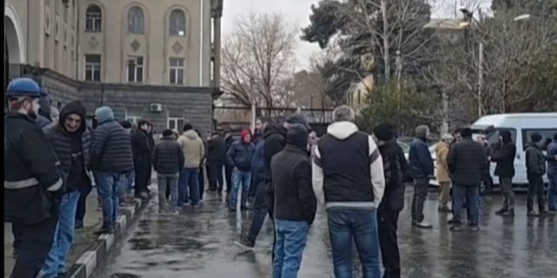 რუსთავში მეტალურგიული ქარხნის თანამშრომელთა ნაწილი გაიფიცა