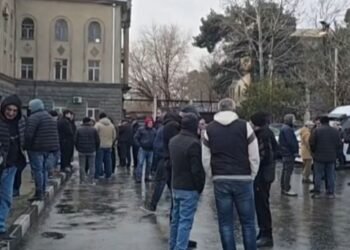 რუსთავში მეტალურგიული ქარხნის თანამშრომელთა ნაწილი გაიფიცა