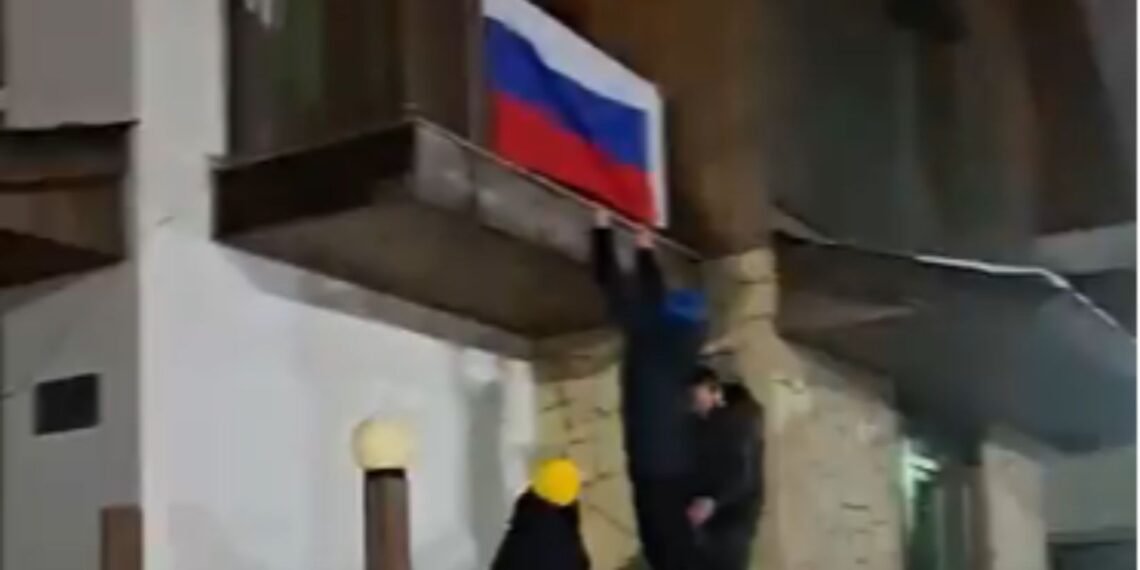 “საქართველოში რუსეთის დროშა ვერ იფრიალებს” – ქართველებმა და უკრაინელებმა კოტეჯიდან რუსეთის დროშა ჩამოხსნეს