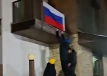 “საქართველოში რუსეთის დროშა ვერ იფრიალებს” – ქართველებმა და უკრაინელებმა კოტეჯიდან რუსეთის დროშა ჩამოხსნეს