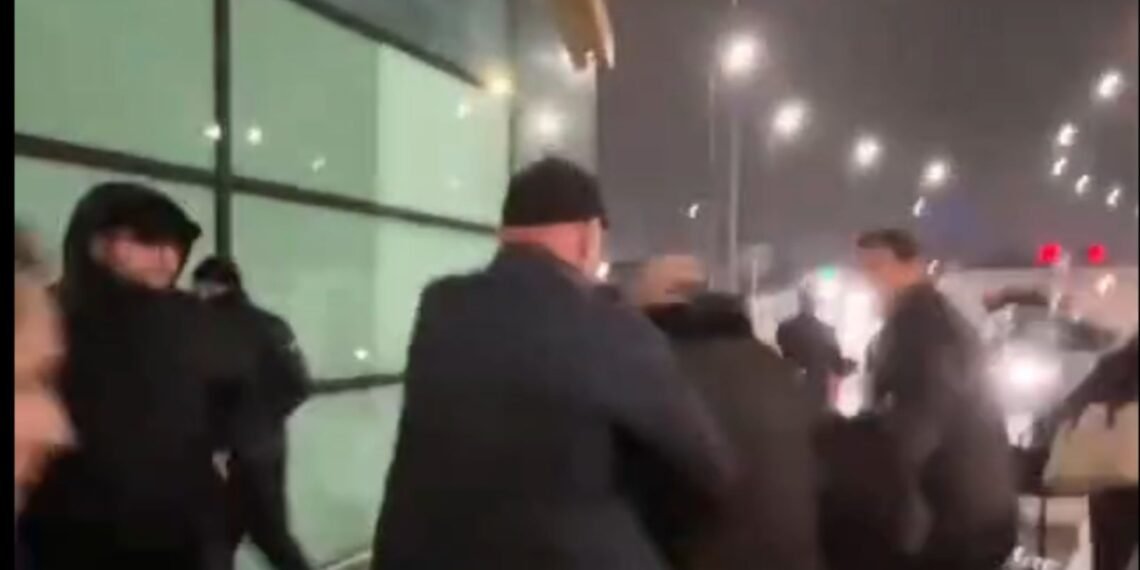 „გენეტიკაში გაქვთ მოღალატეობა? მონა ხართ!“ – სალომე ზურაბიშვილს თბილისის აეროპორტში კვეცხები ესროლეს (ვიდეო)