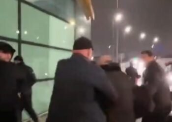 „გენეტიკაში გაქვთ მოღალატეობა? მონა ხართ!“ – სალომე ზურაბიშვილს თბილისის აეროპორტში კვეცხები ესროლეს (ვიდეო)