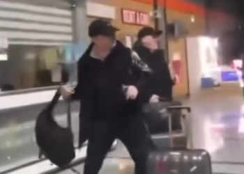 გახარიას და ხოკრიშვილს აეროპორტში კვერცხები ესროლეს