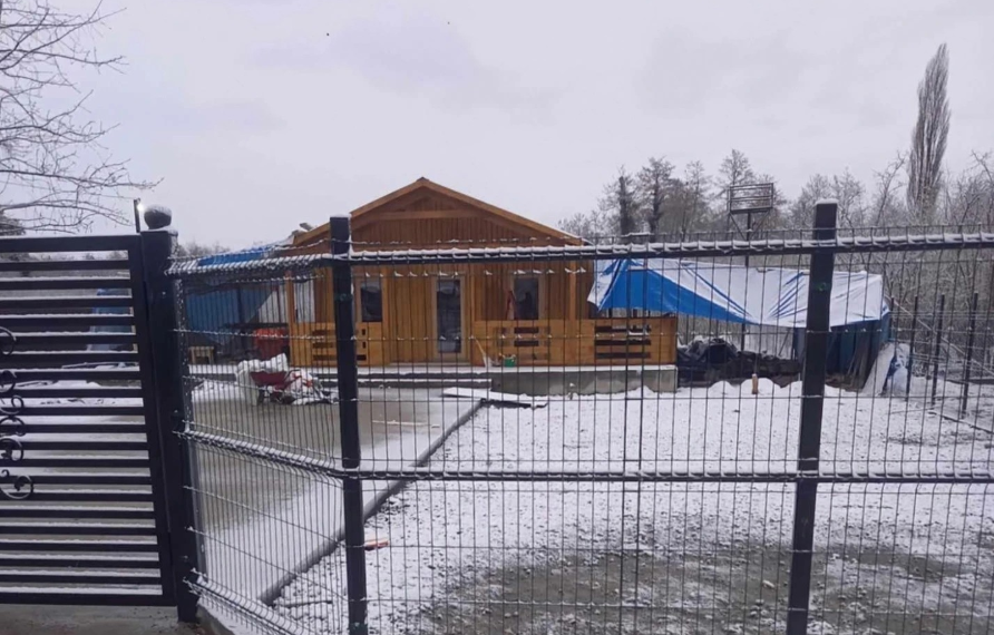 “უბედურ მშობლებს ჭერი მაინც ექნებათ” – რა კადრები ვრცელდება სოფელ საბერიოდან