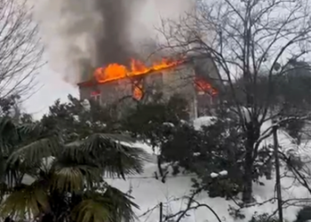 „სახლი დაგვეწვა, გზა არ იყო, რომ სახანძრო მოსულიყო…” -ხელვაჩაურის მუნიციპალიტეტში სახლი დაიწვა