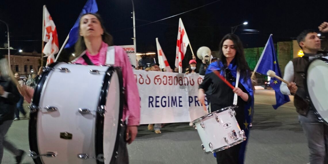 უწყვეტი პროტესტის 108-დღეს ქუთაისში აქცია-მსვლელობა გაიმართა