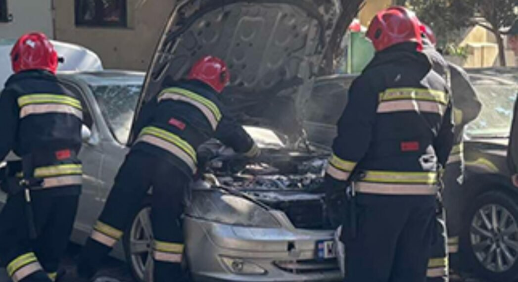 ბათუმში მანქანას ცეცხლი გაუჩნდა