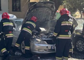 ბათუმში მანქანას ცეცხლი გაუჩნდა